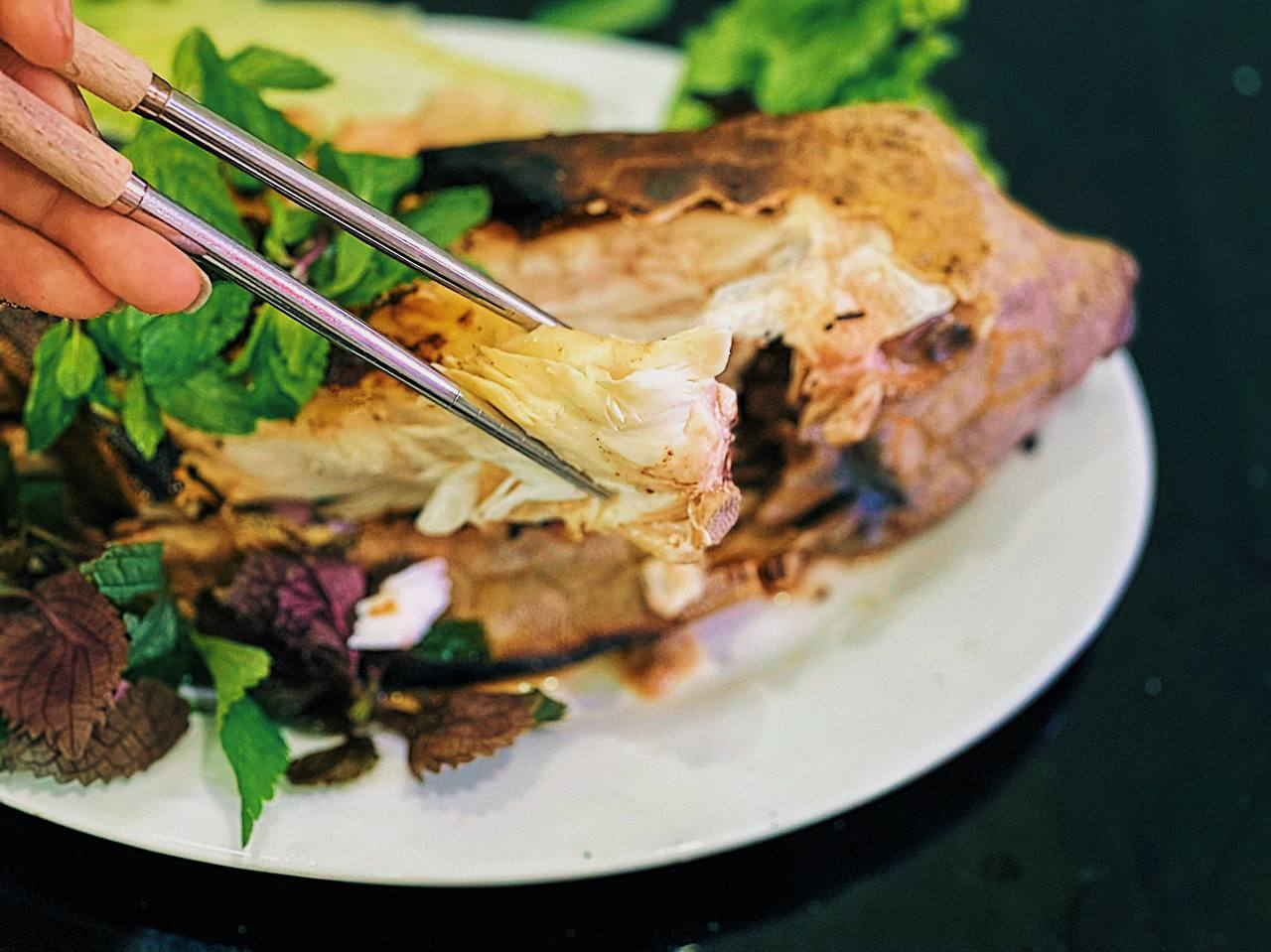 Cá bò hòm nướng - Thớ cá trắng muốt, dai ngọt ẩn sau lớp vỏ gai cứng làm nên đặc sản trác tuyệt - Ảnh 7.