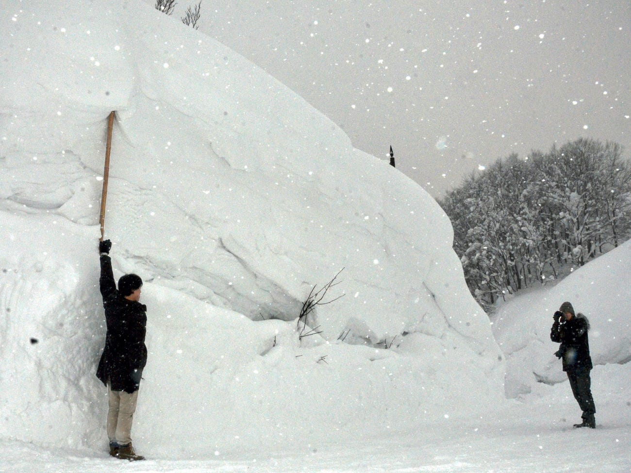 Cuộc sống ở thành phố tuyết dày nhất thế giới: &quot;Tường tuyết&quot; cao đến 8 mét, khách du lịch khắp thế giới đổ xô đến thăm vì một hiện tượng độc nhất - Ảnh 11.