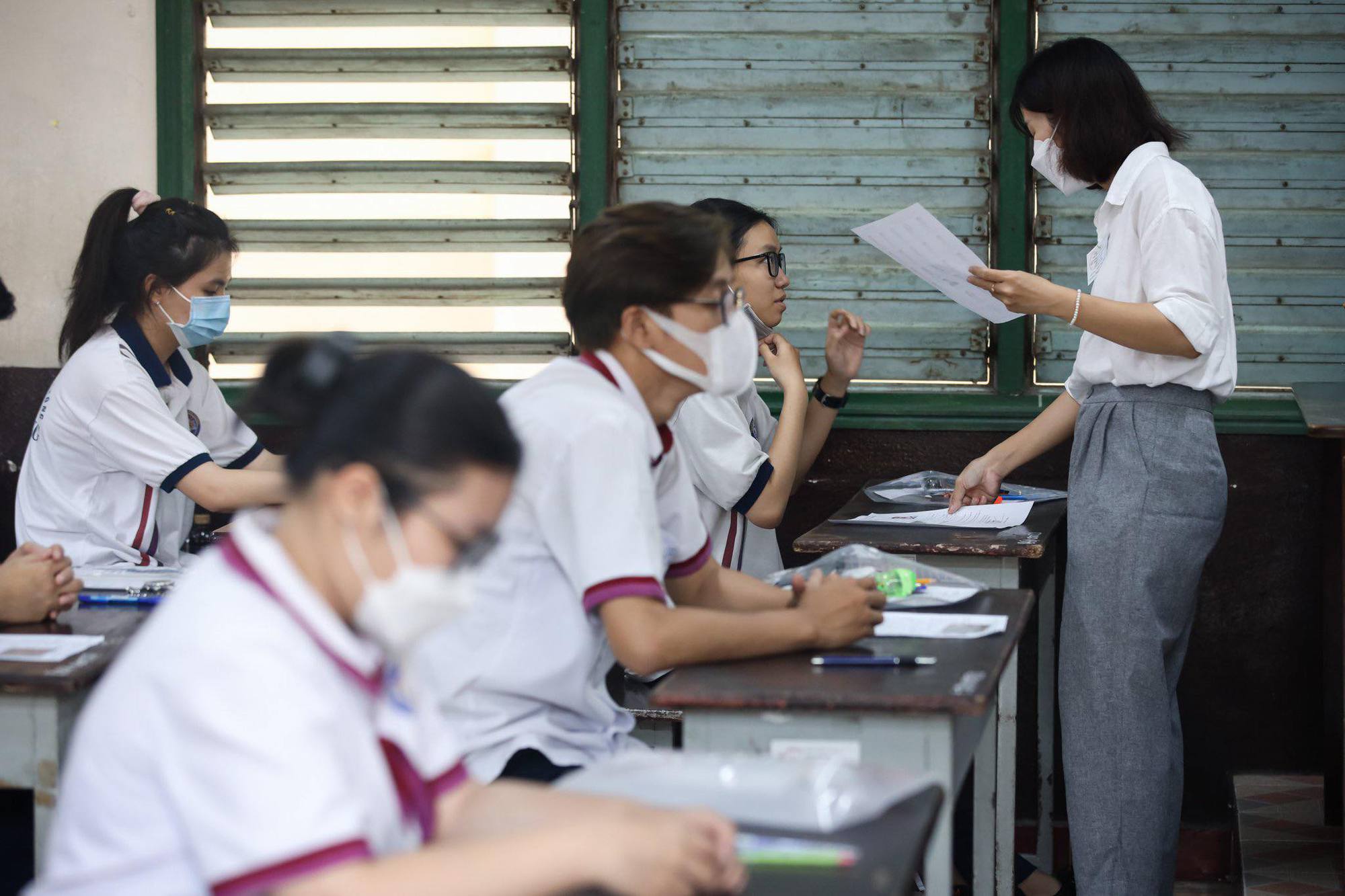 Điểm thi tốt nghiệp THPT 2022: Hải Ph&ograve;ng lần đầu đứng top 1 m&ocirc;n Văn, TP.HCM giữ ng&ocirc;i vương Ngoại ngữ 6 năm li&ecirc;n tiếp - Ảnh 1.