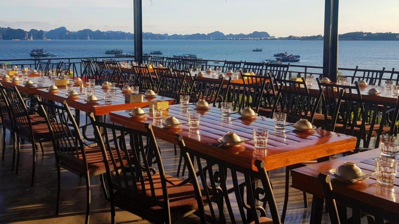 Đi du lịch Hạ Long đừng bỏ qua nhà hàng hải sản với view biển triệu đô này - Ảnh 3.