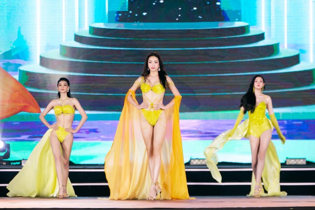 Lương Thuỳ Linh, Kiều Loan, Tường San 'đốt cháy' biển Quy Nhơn với màn trình diễn bikini nóng bỏng - Ảnh 2.