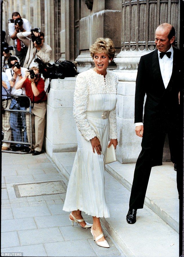 Công nương Diana có muôn vàn cách diện chân váy dài thanh lịch, sành điệu xuất sắc - Ảnh 11.