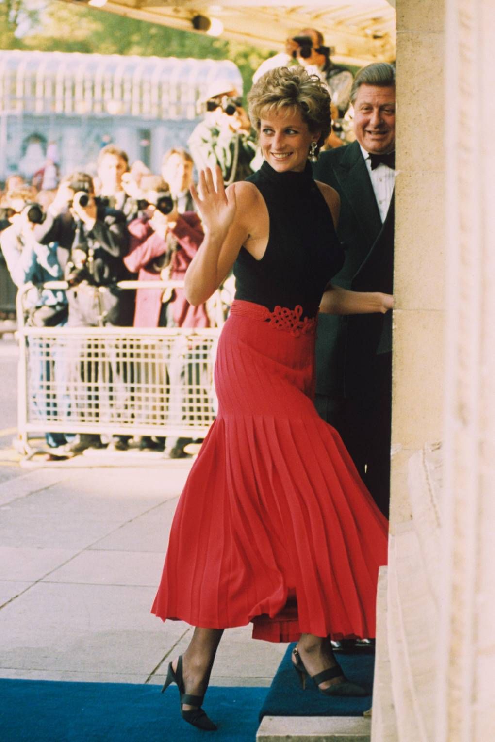 Công nương Diana có muôn vàn cách diện chân váy dài thanh lịch, sành điệu xuất sắc - Ảnh 5.