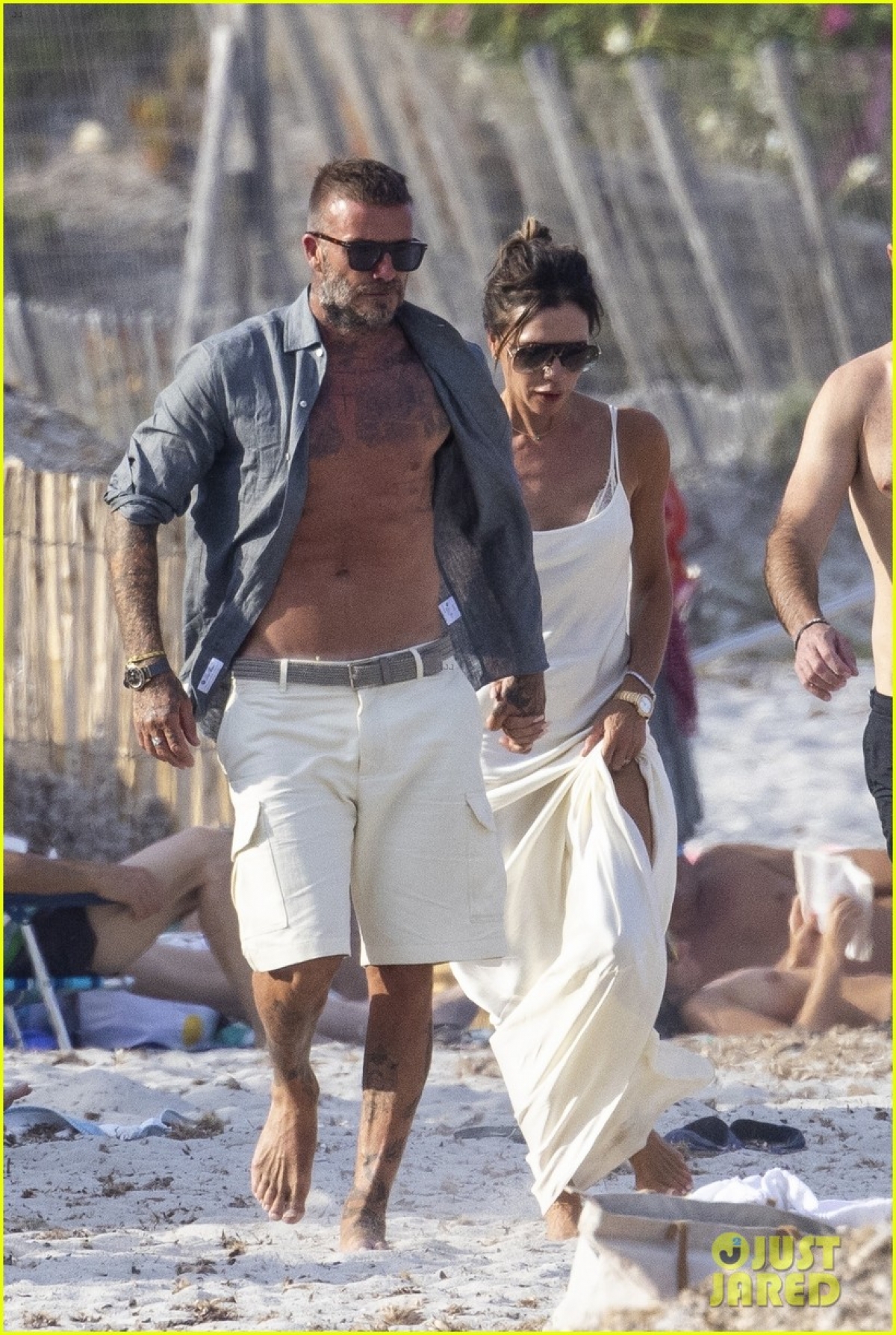 Khoảnh khắc David Beckham khoe body vạm vỡ bế vợ ra khỏi thuyền &quot;đốn tim&quot; fans - Ảnh 5.