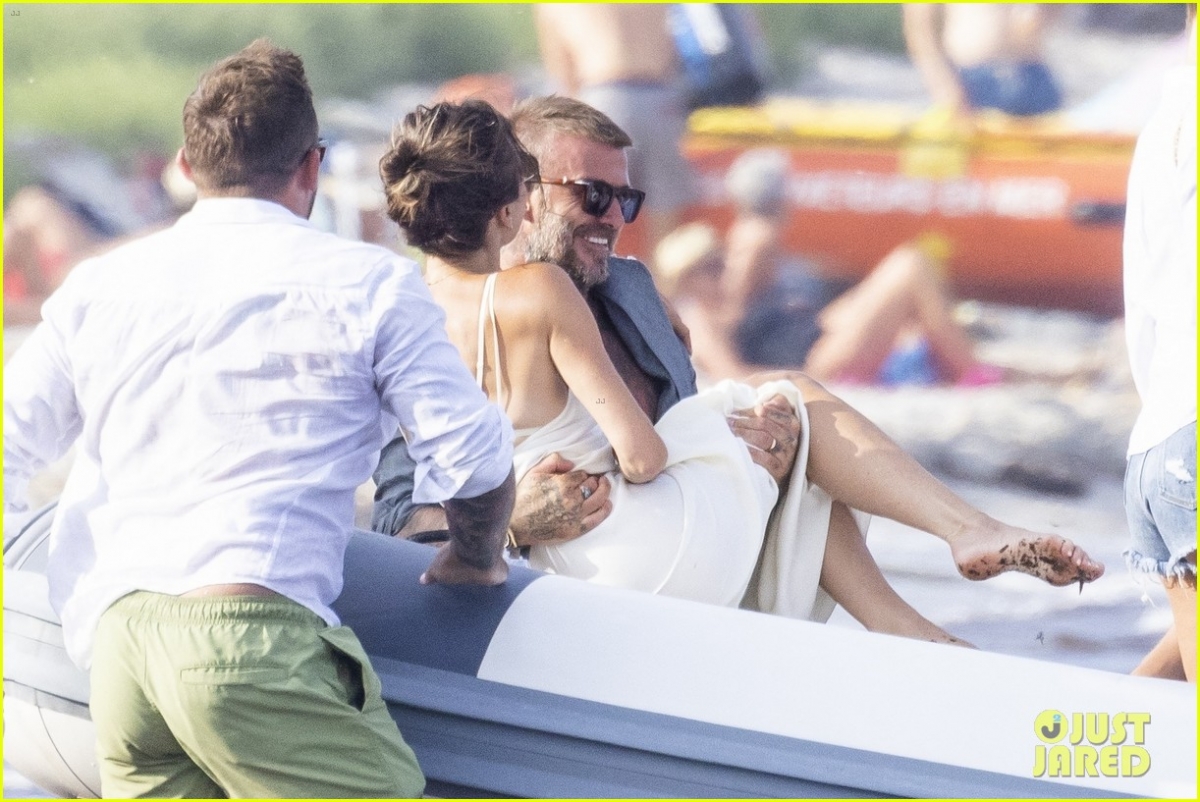 Khoảnh khắc David Beckham khoe body vạm vỡ bế vợ ra khỏi thuyền &quot;đốn tim&quot; fans - Ảnh 3.