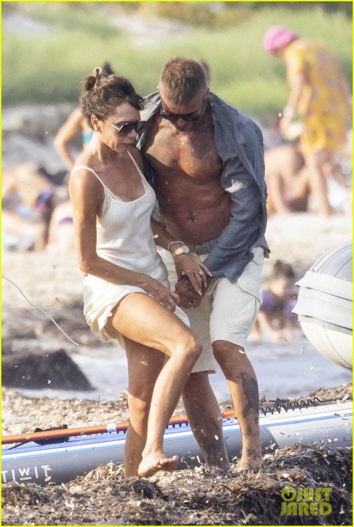 Khoảnh khắc David Beckham khoe body vạm vỡ bế vợ ra khỏi thuyền &quot;đốn tim&quot; fans - Ảnh 4.