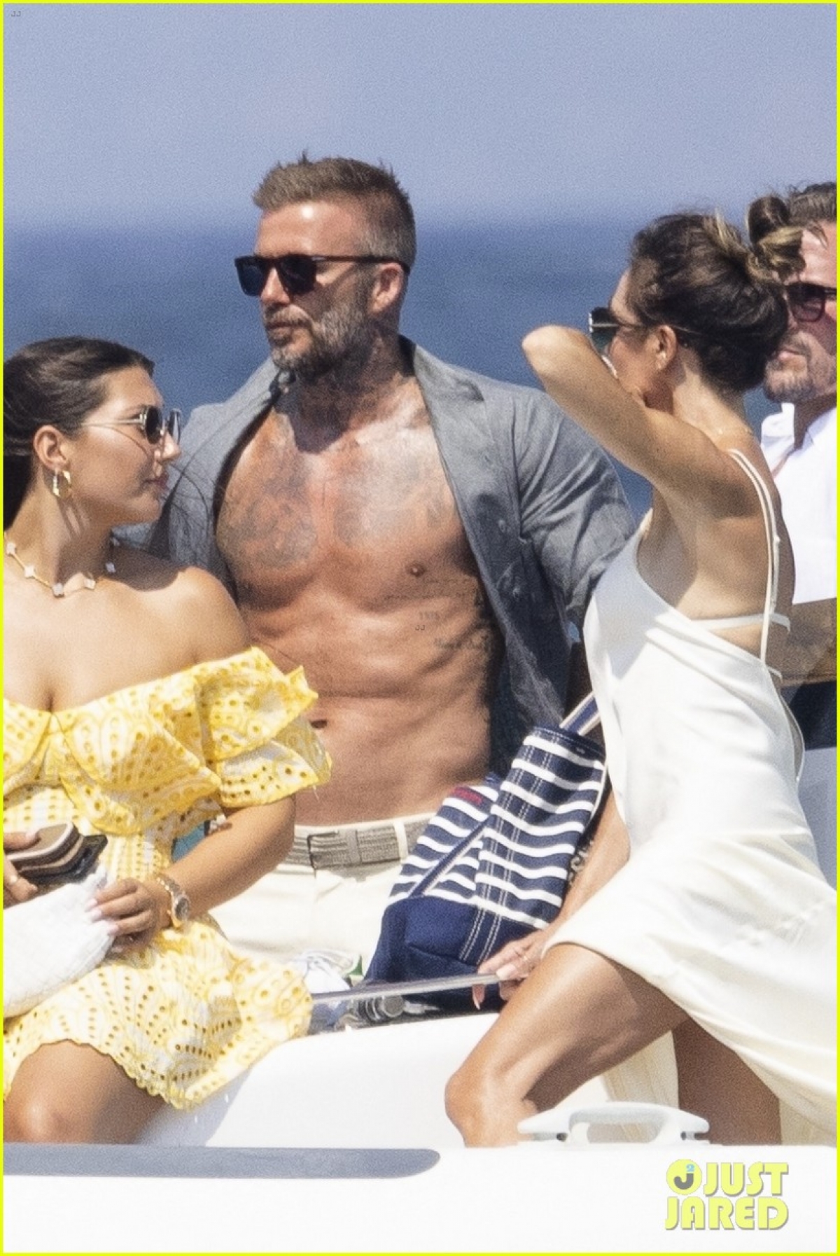 Khoảnh khắc David Beckham khoe body vạm vỡ bế vợ ra khỏi thuyền &quot;đốn tim&quot; fans - Ảnh 7.