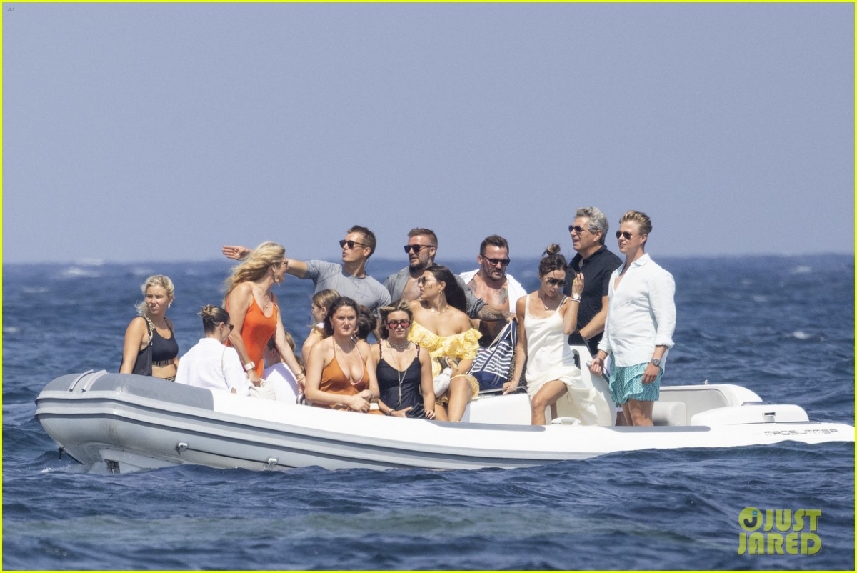 Khoảnh khắc David Beckham khoe body vạm vỡ bế vợ ra khỏi thuyền &quot;đốn tim&quot; fans - Ảnh 2.