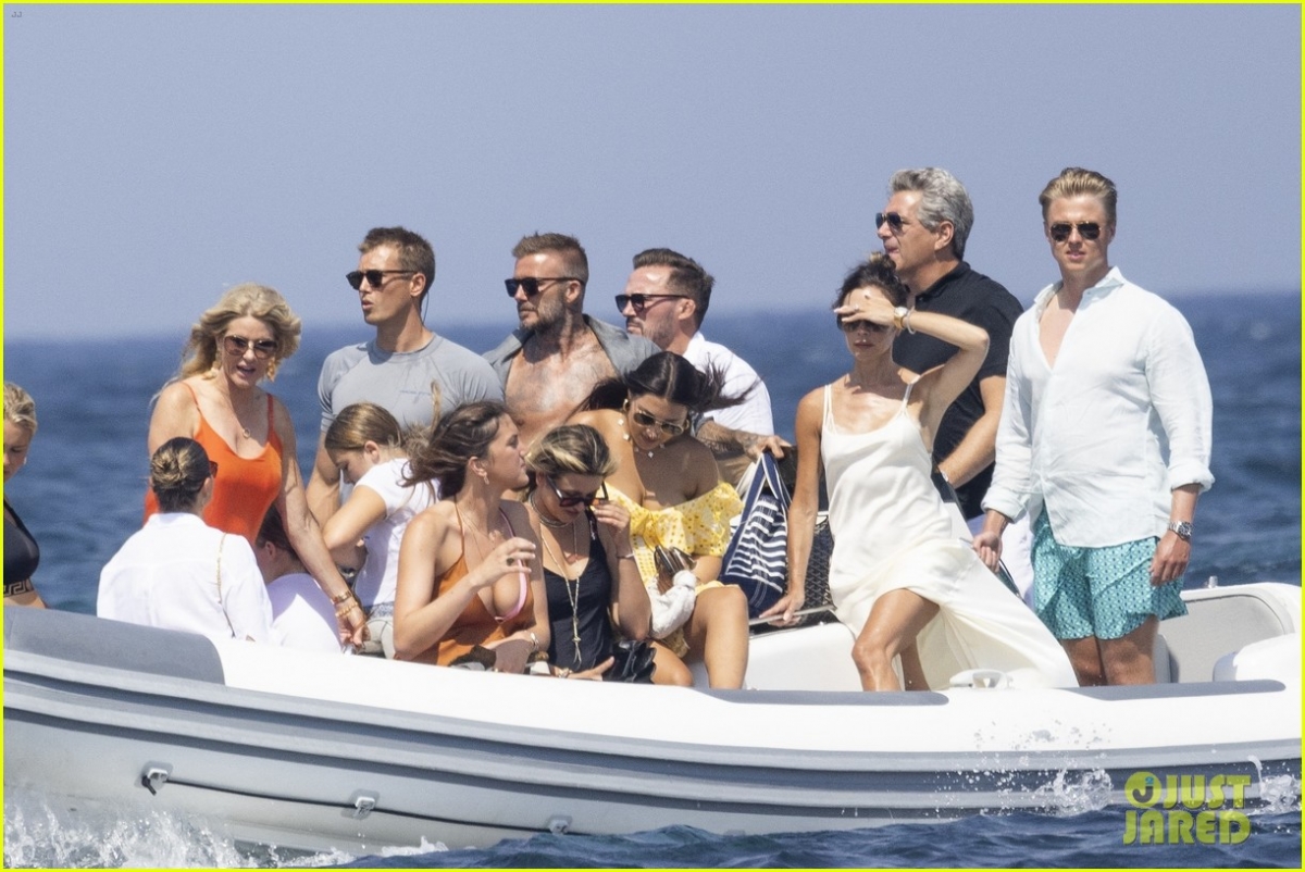 Khoảnh khắc David Beckham khoe body vạm vỡ bế vợ ra khỏi thuyền &quot;đốn tim&quot; fans - Ảnh 1.