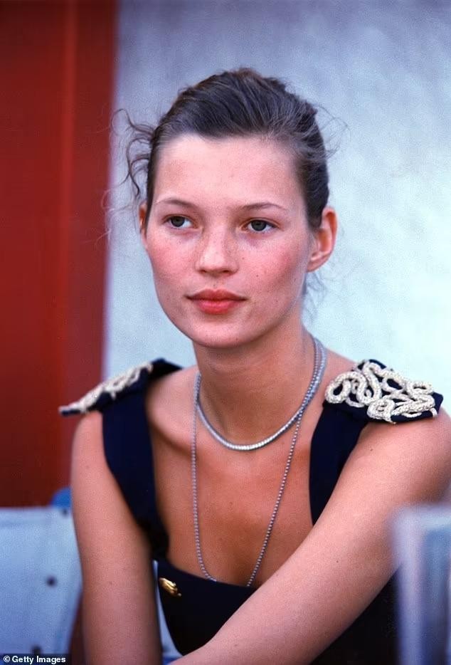 Kate Moss kể chuyện bị ép cởi nội y năm 15 tuổi, giải thích lý do bảo vệ Johnny Depp - Ảnh 4.