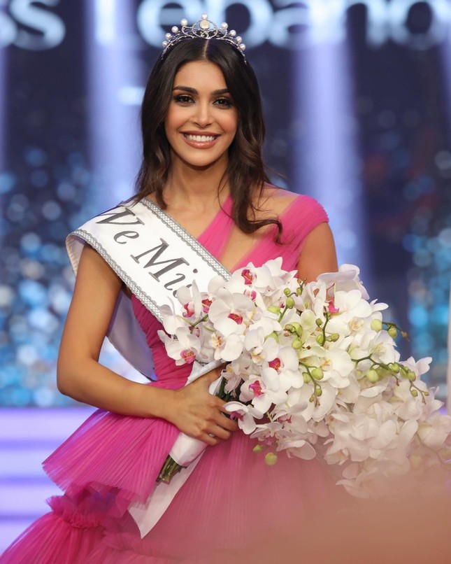 Tân Hoa hậu Lebanon cực xinh đẹp nhưng bị chê chiều cao khiêm tốn và vòng eo &quot;bánh mì&quot; - Ảnh 1.