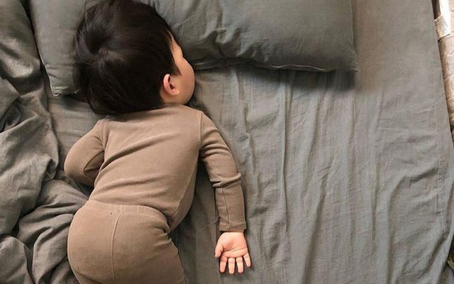 Trẻ ngủ sớm và trẻ ngủ muộn có sự khác biệt rõ ràng khi lớn lên: Không chỉ thấp còi mà còn giảm IQ đáng kể, bố mẹ cần lưu ý - Ảnh 1.