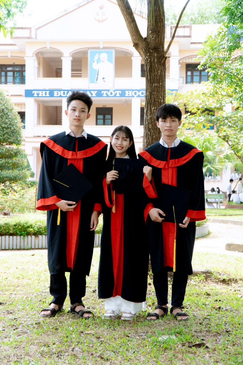 Thủ khoa khối A01 tỉnh Quảng Trị, lot top 10 thí sinh điểm cao toàn quốc: Dậy từ 5 giờ sáng học bài - Ảnh 4. Thủ khoa khối A01 tỉnh Quảng Trị, lot top 10 thí sinh điểm cao toàn quốc: Dậy từ 5 giờ sáng học bài - Ảnh 4.