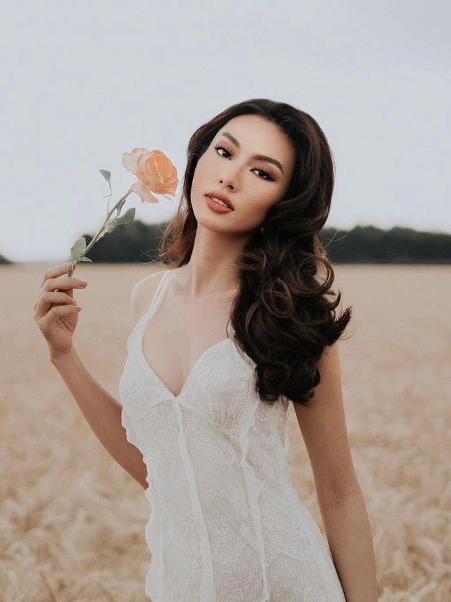 Hoa hậu Thùy Tiên đẹp tựa 'nàng thơ' giữa cảnh đồng quê nước Anh - Ảnh 2.