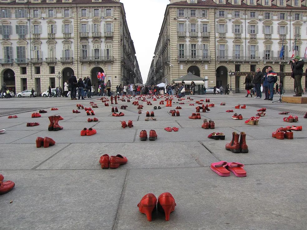 Tác phẩm nghệ thuật kỳ lạ của người phụ nữ Mexico: Những đôi giày đỏ vô chủ chứa đựng thông điệp mang tính toàn cầu - Ảnh 16.