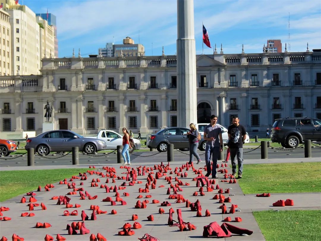 Tác phẩm nghệ thuật kỳ lạ của người phụ nữ Mexico: Những đôi giày đỏ vô chủ chứa đựng thông điệp mang tính toàn cầu - Ảnh 17.