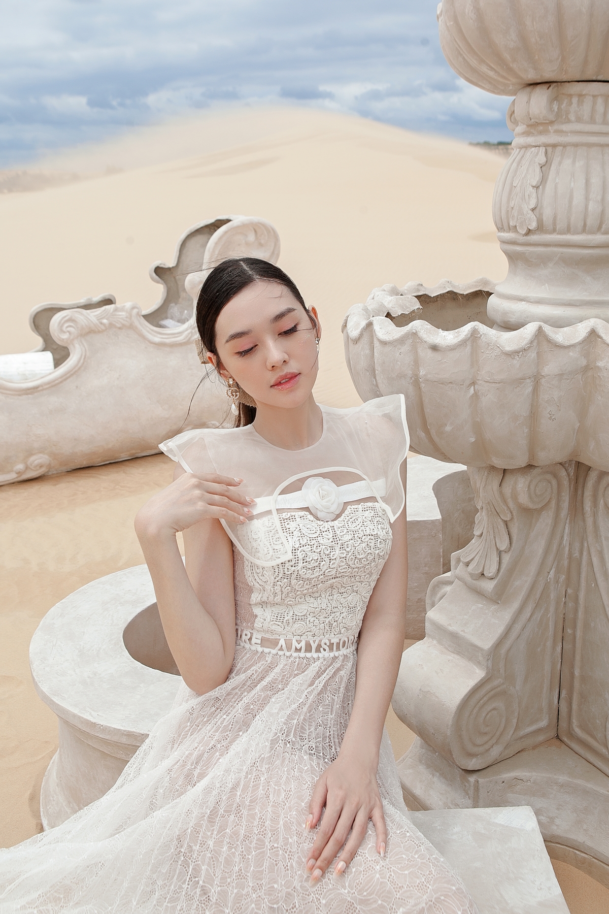 &Aacute; hậu Tường San đội nắng thả d&aacute;ng với đầm ren - Ảnh 1.