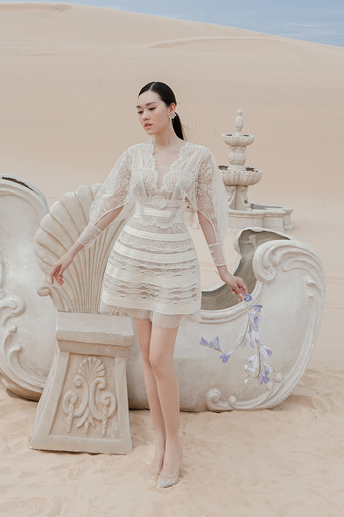 &Aacute; hậu Tường San đội nắng thả d&aacute;ng với đầm ren - Ảnh 4.