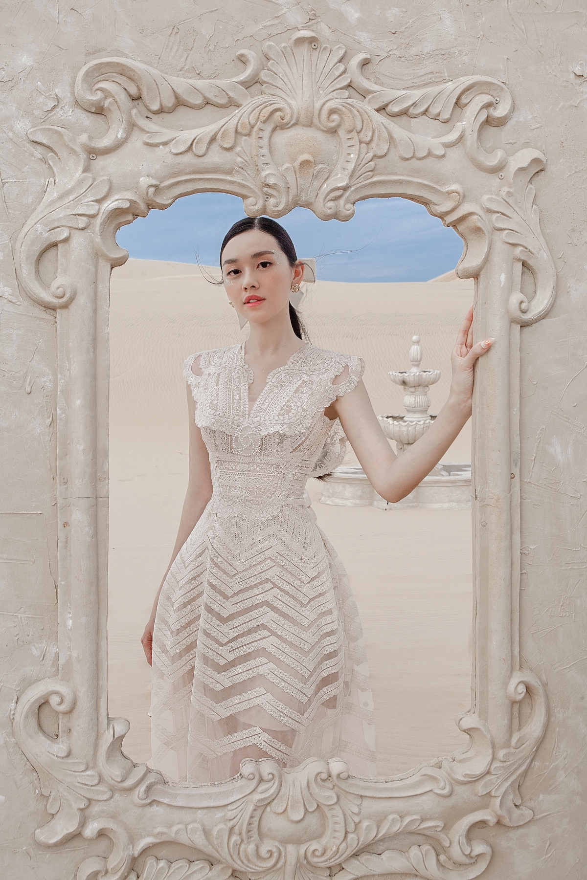 &Aacute; hậu Tường San đội nắng thả d&aacute;ng với đầm ren - Ảnh 5.