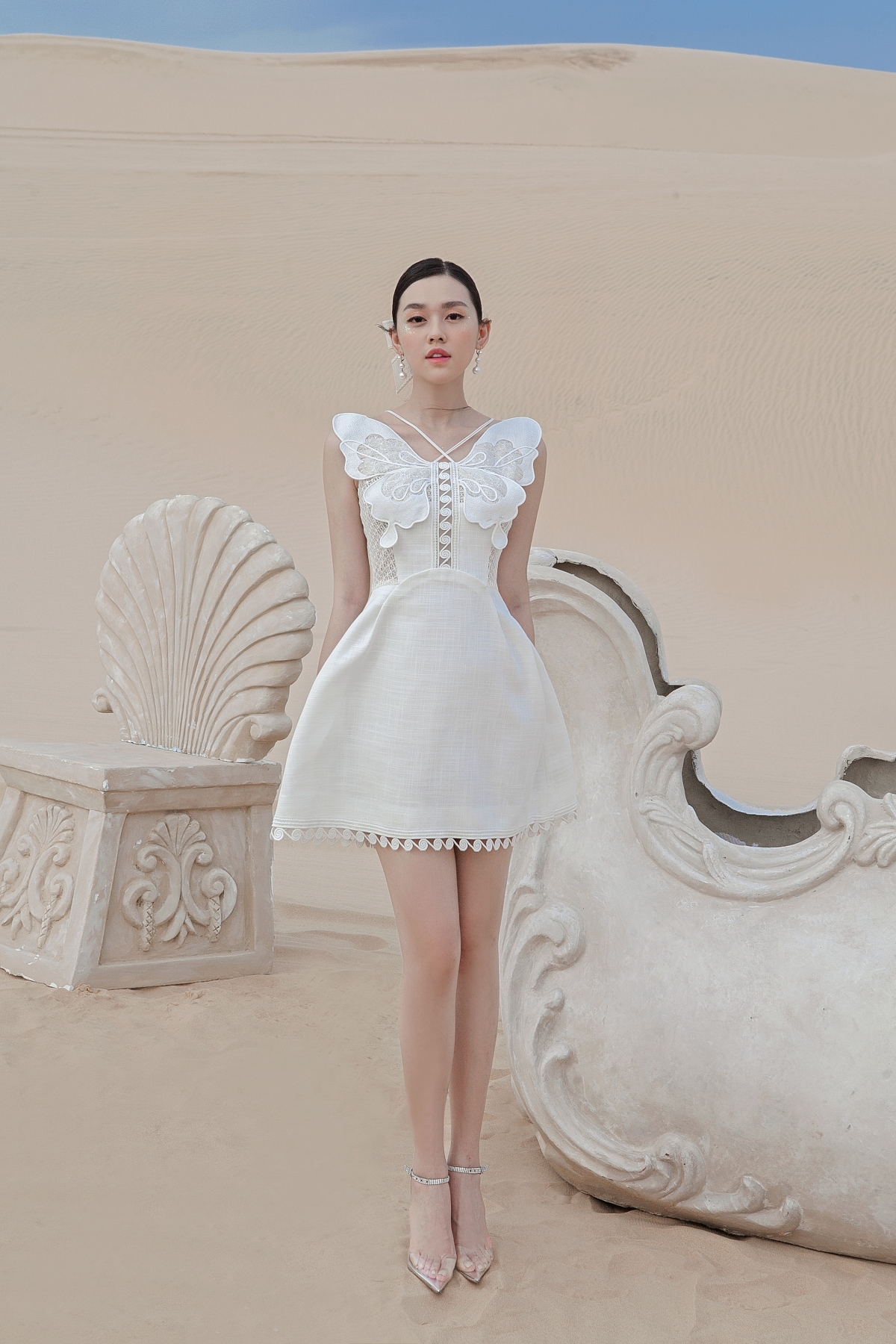 &Aacute; hậu Tường San đội nắng thả d&aacute;ng với đầm ren - Ảnh 6.