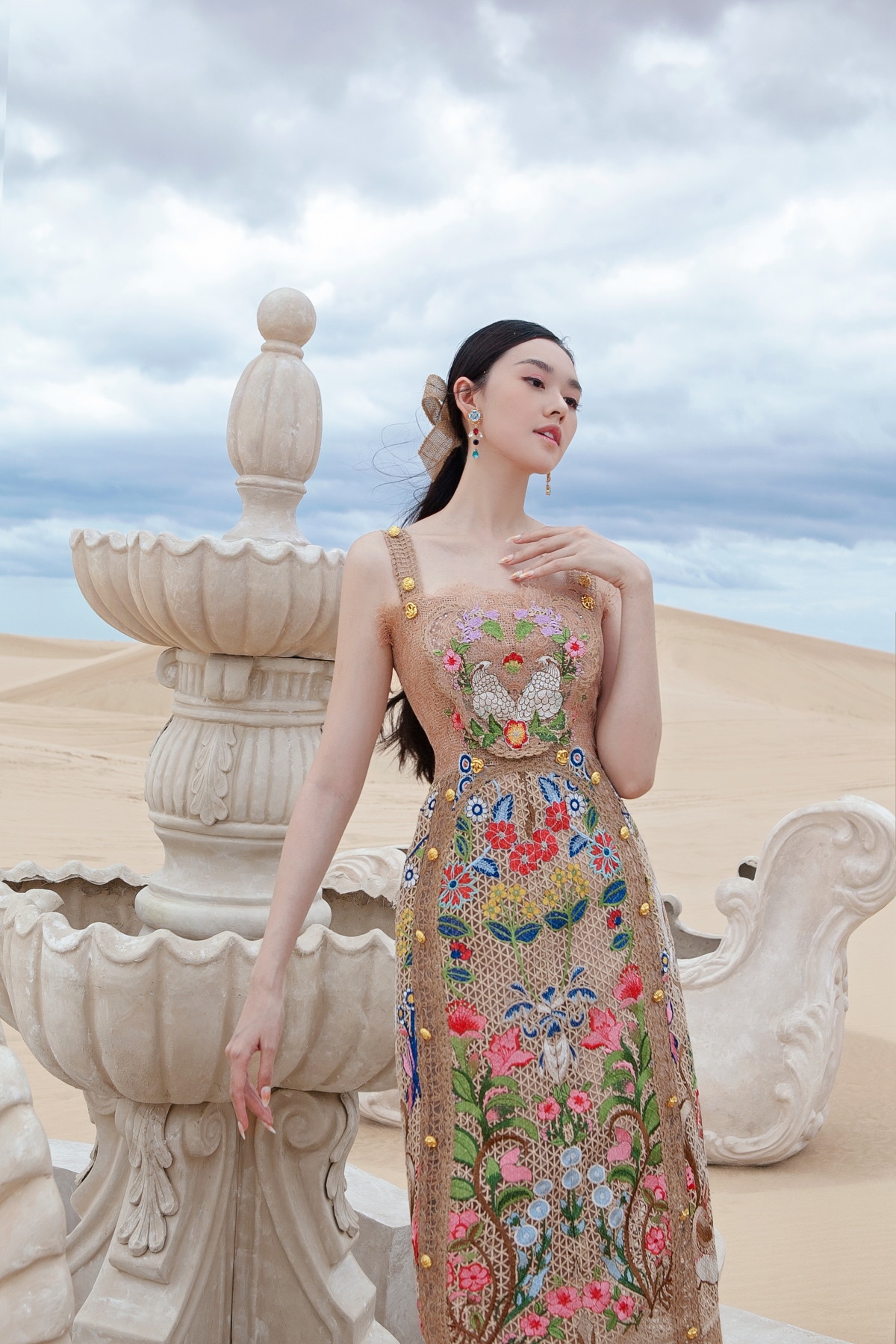 &Aacute; hậu Tường San đội nắng thả d&aacute;ng với đầm ren - Ảnh 7.