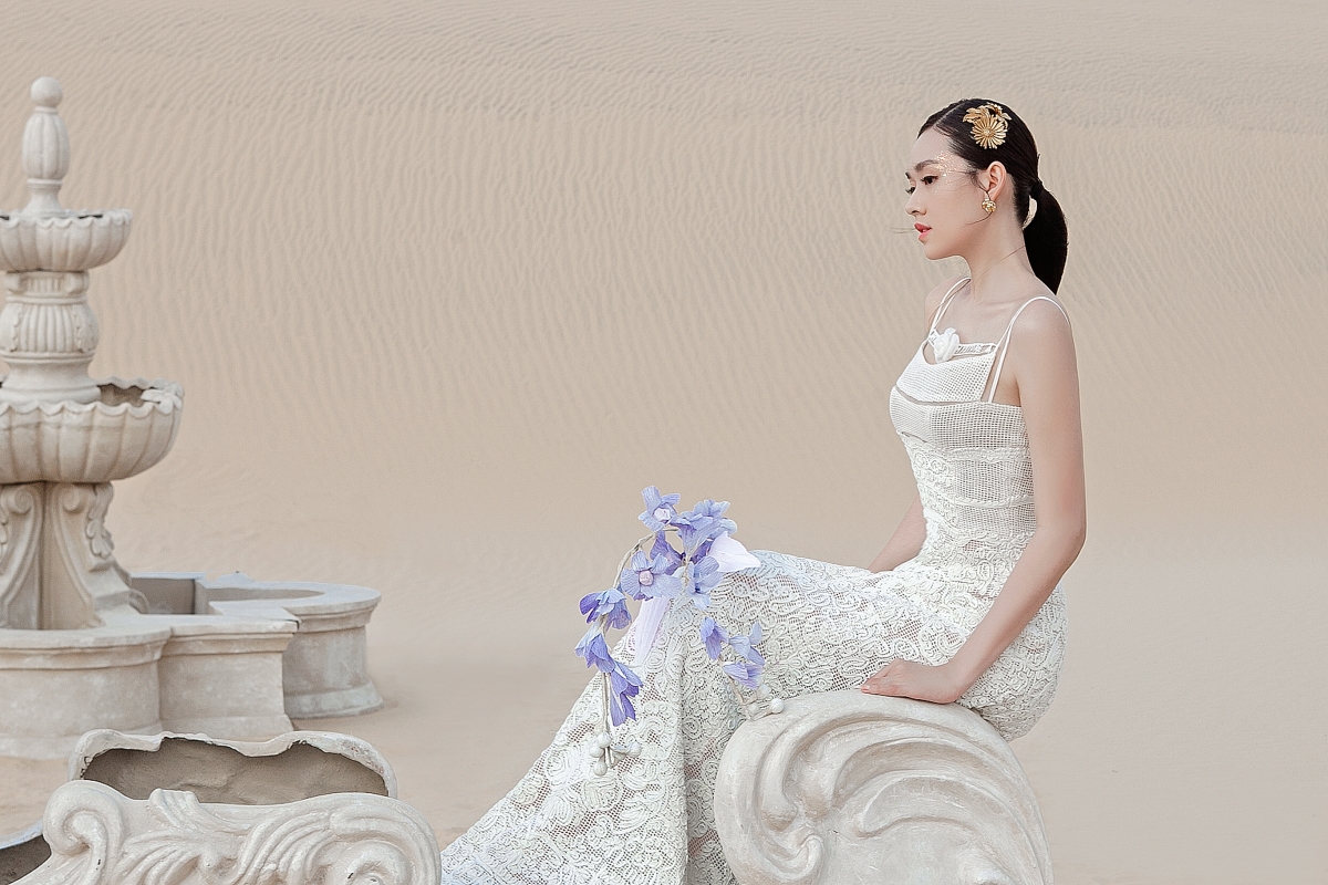 &Aacute; hậu Tường San đội nắng thả d&aacute;ng với đầm ren - Ảnh 9.