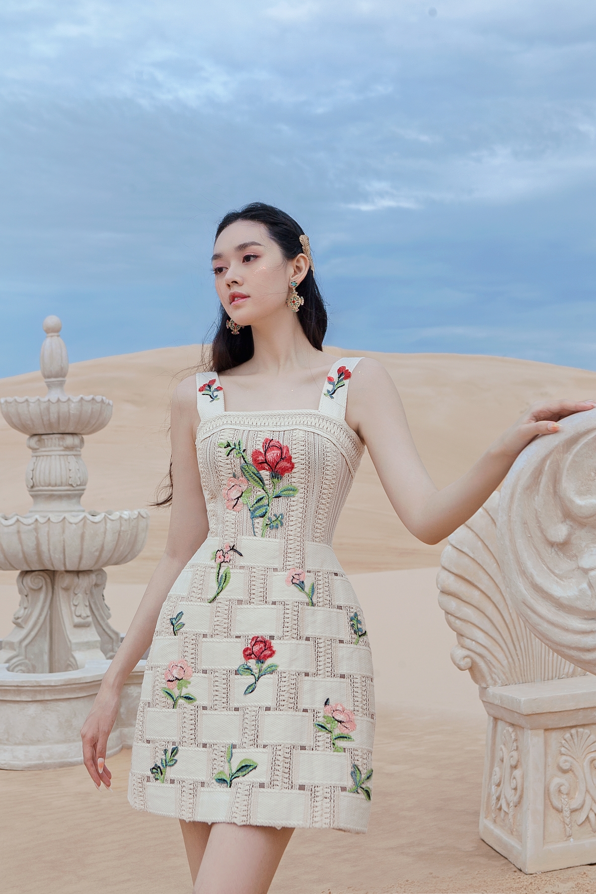 &Aacute; hậu Tường San đội nắng thả d&aacute;ng với đầm ren - Ảnh 11.