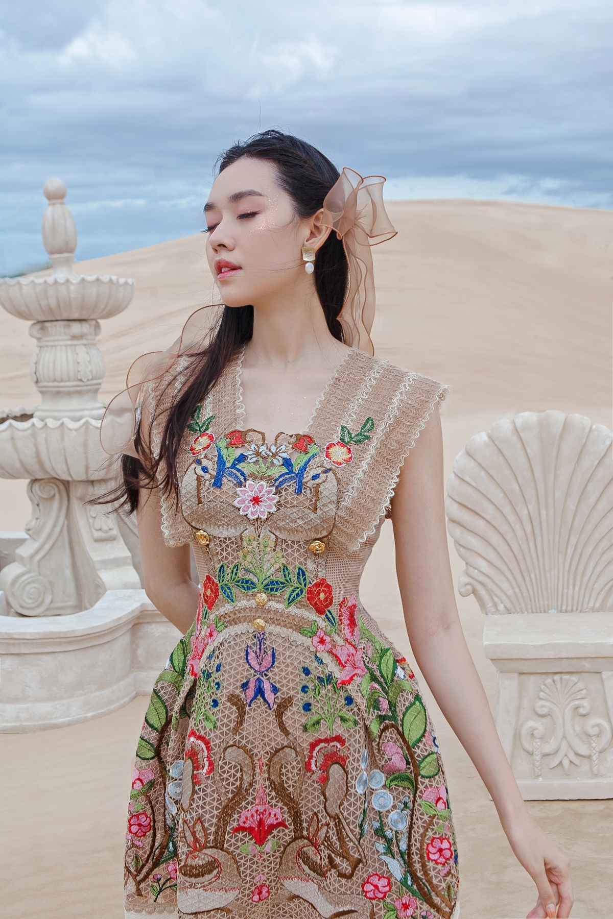 &Aacute; hậu Tường San đội nắng thả d&aacute;ng với đầm ren - Ảnh 13.