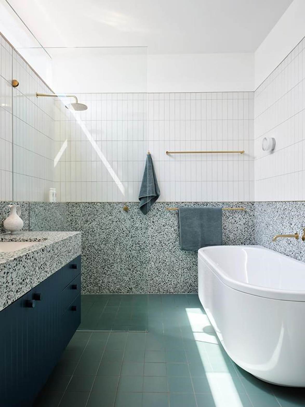 Những căn phòng tắm diện tích tuy nhỏ nhưng sở hữu thiết kế cực xinh - Ảnh 10.