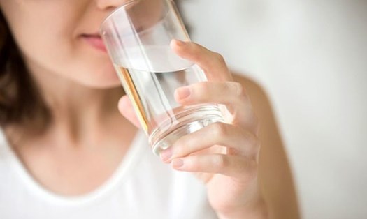 Chuyên gia tiết lộ cách uống nước tốt nhất để đẩy lùi lão hóa - Ảnh 1.