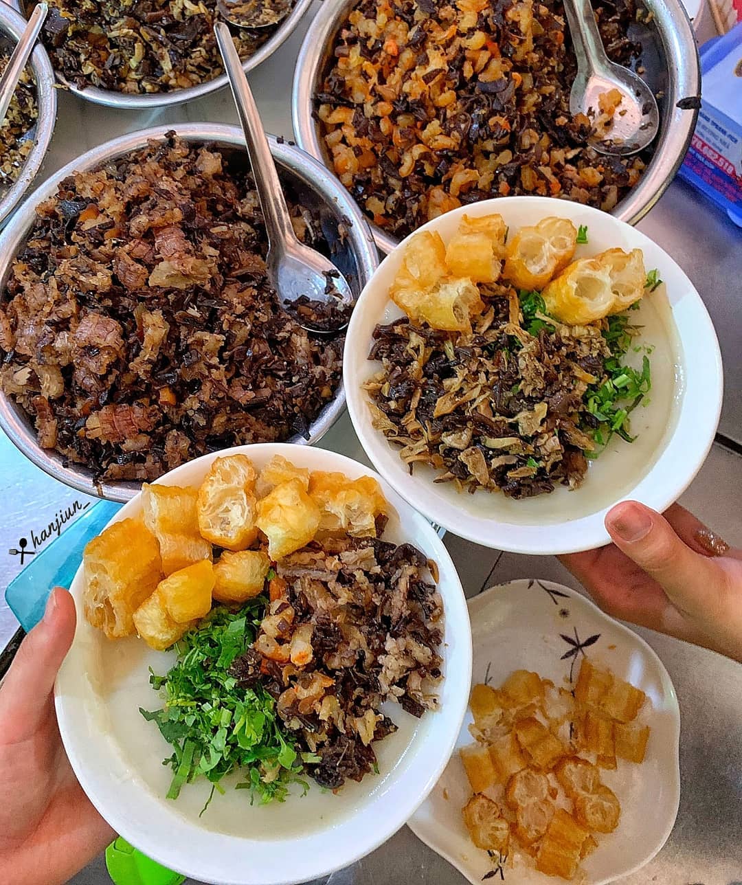 Khu chợ ẩm thực là nơi tuyệt vời để khám phá nền ẩm thực đa dạng của Việt Nam. Sự kết hợp giữa hương vị, mùi thơm và thị giác sẽ khiến bạn thật sự trầm trồ. Hãy xem hình ảnh liên quan để khám phá những quán ăn đầy thú vị và đặc sắc tại khu chợ ẩm thực.