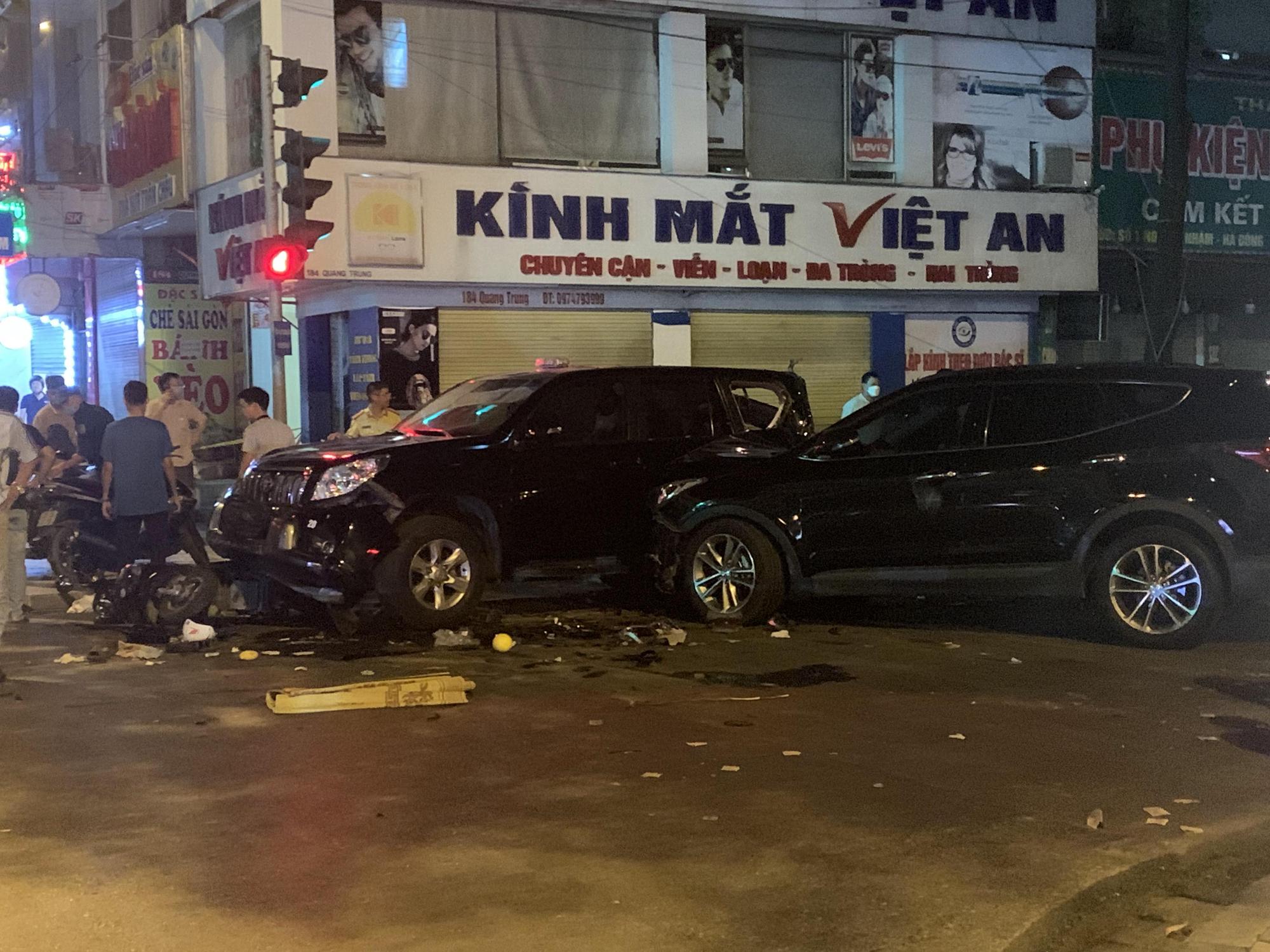 Xác định nguyên nhân ban đầu vụ tai nạn liên hoàn giữa 4 ô tô và 6 xe máy tại Hà Nội - Ảnh 1.