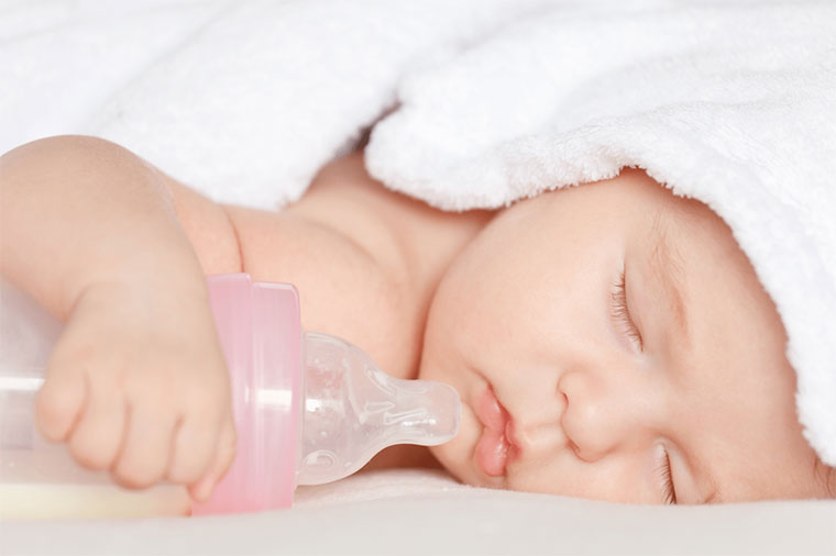 Các bà mẹ có thói quen cho con uống nước để ''tráng miệng'' sau khi ăn sữa cần lưu ý vì có thể gây ra nguy hiểm cho sức khoẻ của con - Ảnh 2.
