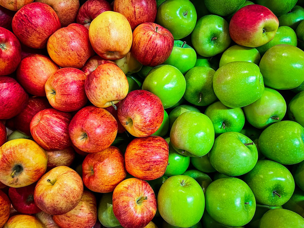  Nhà tuyển dụng hỏi: 99 trong số 100 quả táo có độc, làm sao để chọn đúng quả để ăn? Cô gái trẻ trả lời đơn giản 1 câu liền được nhận - Ảnh 2.