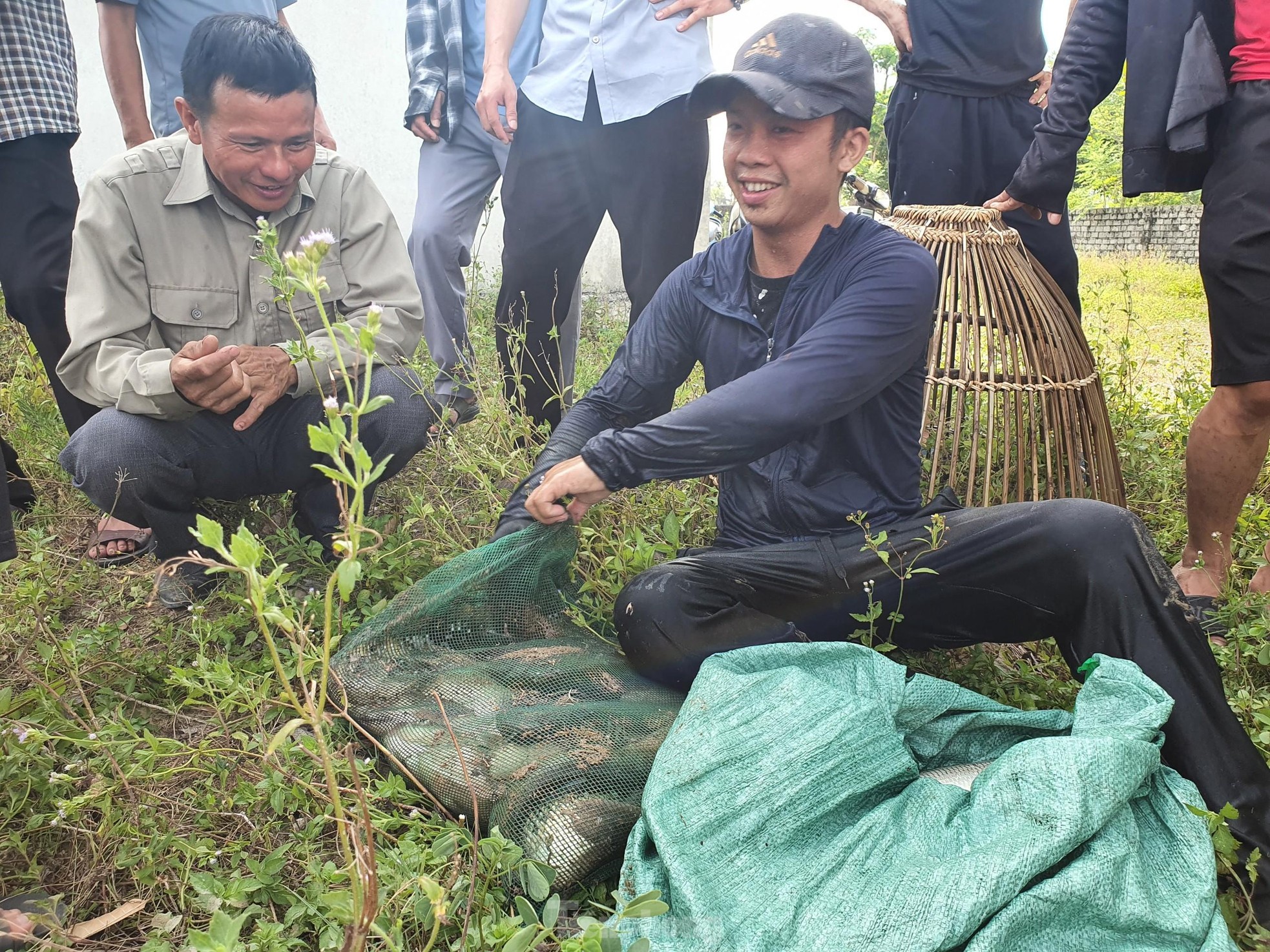 &quot;Nơm thủ&quot; thu tiền triệu sau vài giờ săn cá ở Nghệ An - Ảnh 9.