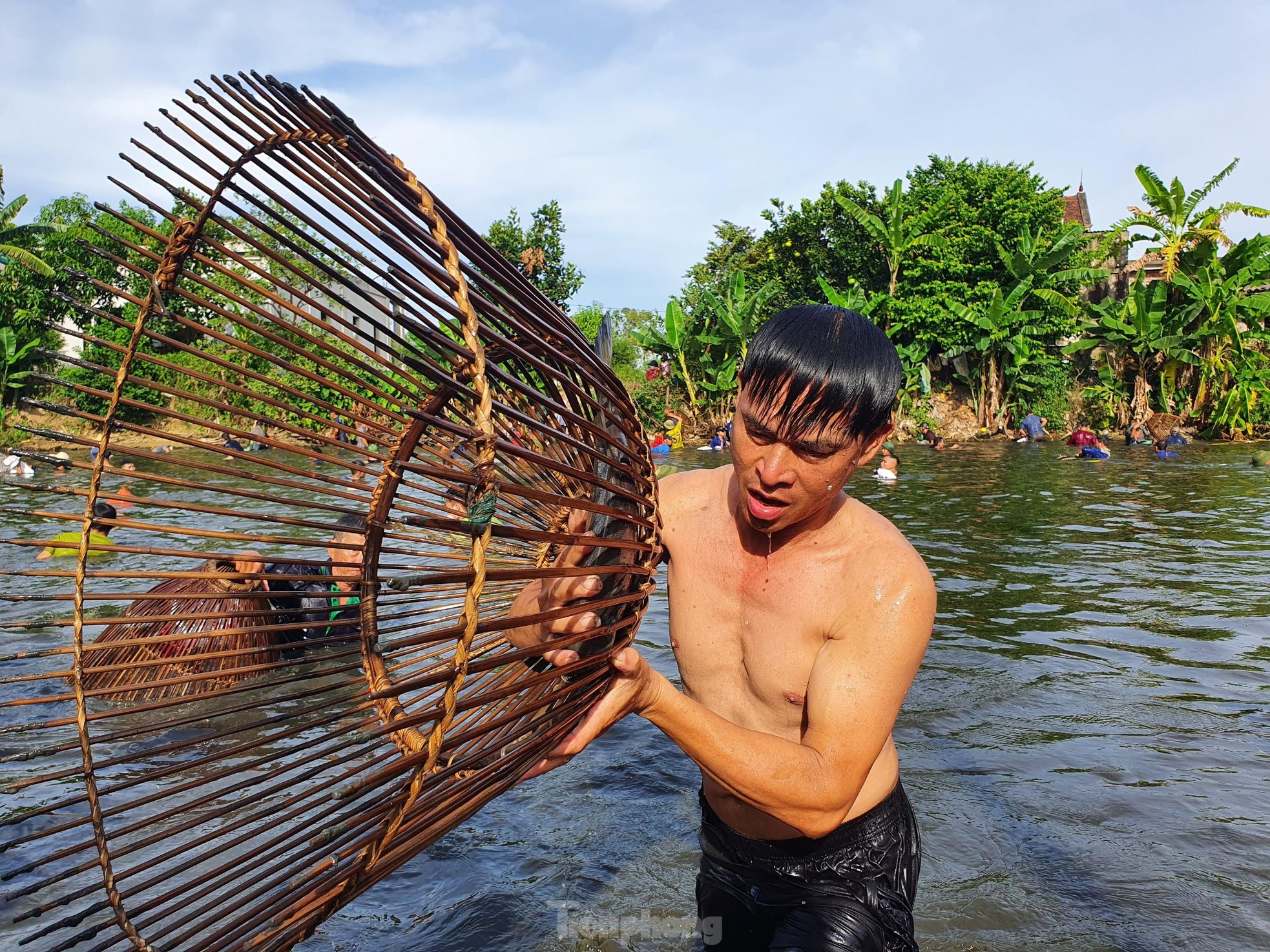 &quot;Nơm thủ&quot; thu tiền triệu sau vài giờ săn cá ở Nghệ An - Ảnh 8.