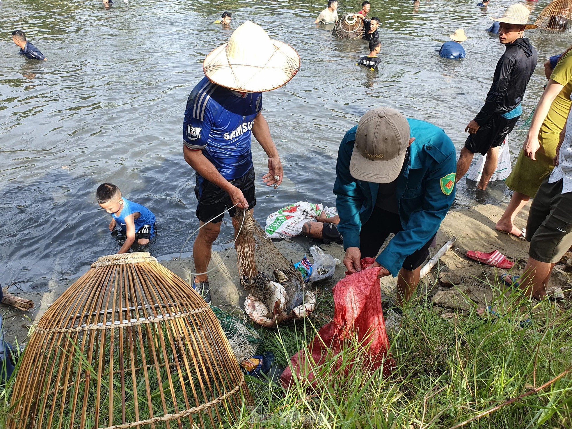 &quot;Nơm thủ&quot; thu tiền triệu sau vài giờ săn cá ở Nghệ An - Ảnh 6.