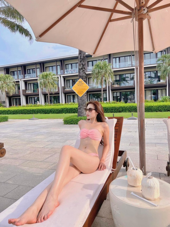 Hoa hậu Đỗ Thị Hà, Kỳ Duyên đọ đường cong nóng 'bỏng mắt' với bikini - Ảnh 2.
