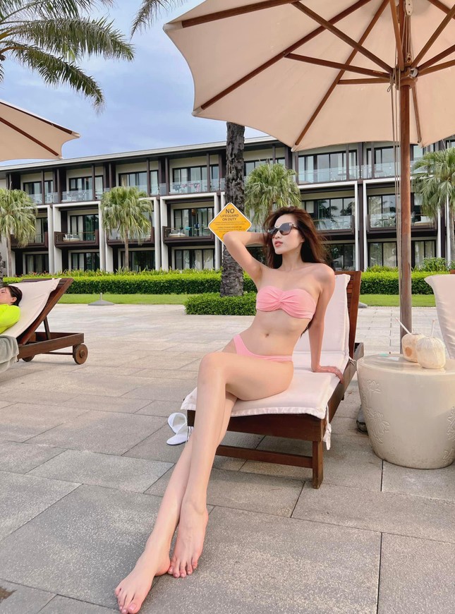 Hoa hậu Đỗ Thị Hà, Kỳ Duyên đọ đường cong nóng 'bỏng mắt' với bikini - Ảnh 1.