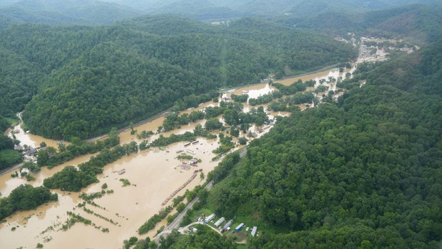 Mỹ: Mưa lớn gây 'đại hồng thủy' ở Kentucky, 16 người thiệt mạng - Ảnh 2.