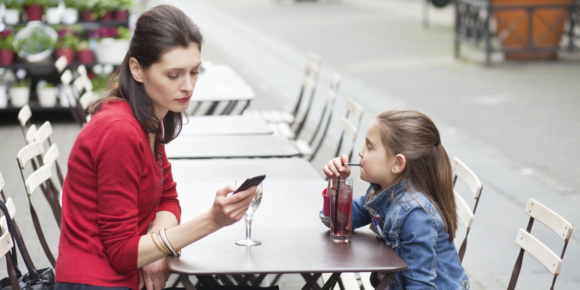 Cha mẹ nghiện điện thoại: Hàng loạt hệ lụy ảnh hưởng đến con cái - Ảnh 2.