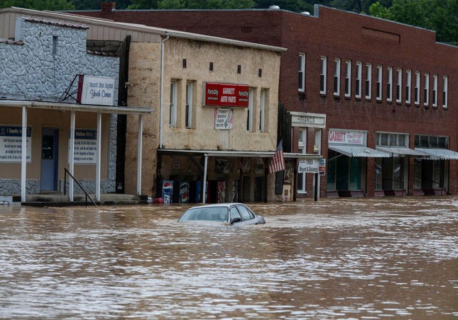 Mỹ: Mưa lớn gây 'đại hồng thủy' ở Kentucky, 16 người thiệt mạng - Ảnh 3.