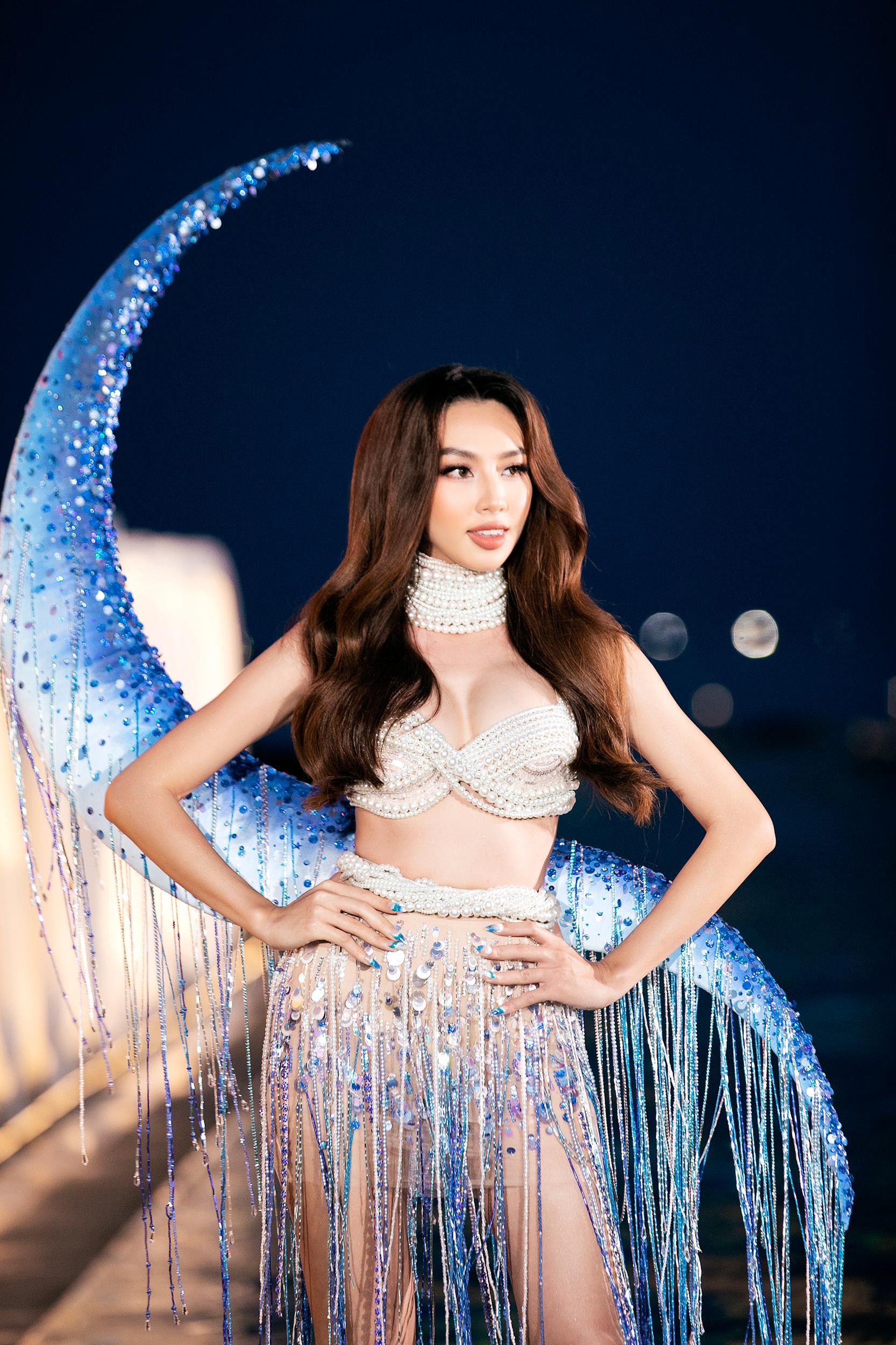 Hoa hậu Thuỳ Tiên hoá nữ thần biển cả nóng bỏng, sánh vai Lương Thuỳ Linh làm vedette - Ảnh 4.