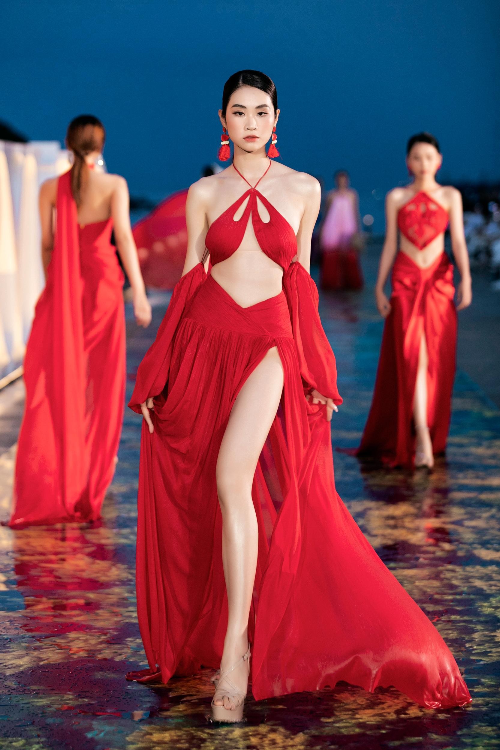 Hoa hậu Thuỳ Tiên hoá nữ thần biển cả nóng bỏng, sánh vai Lương Thuỳ Linh làm vedette - Ảnh 19.