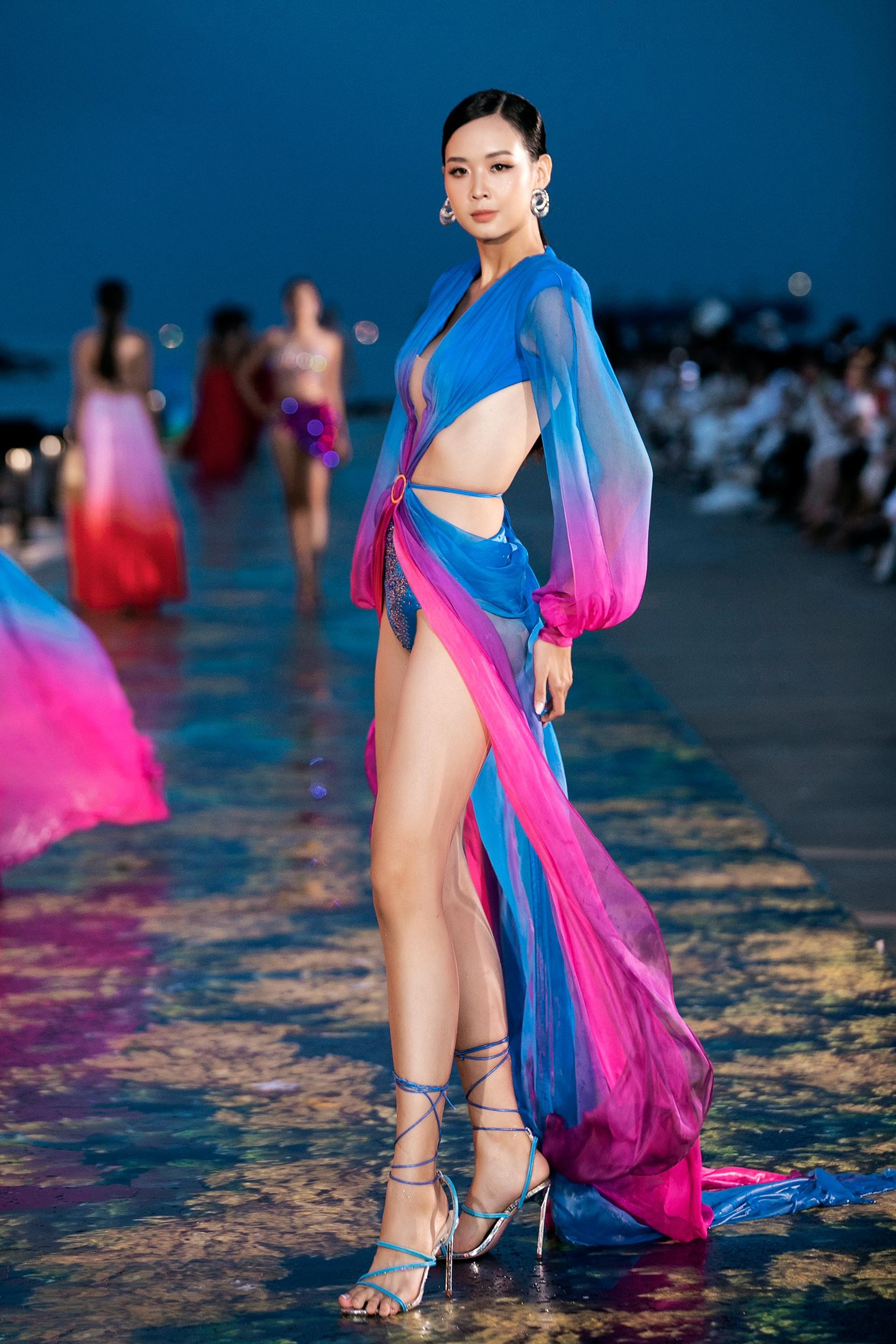 Hoa hậu Thuỳ Tiên hoá nữ thần biển cả nóng bỏng, sánh vai Lương Thuỳ Linh làm vedette - Ảnh 20.