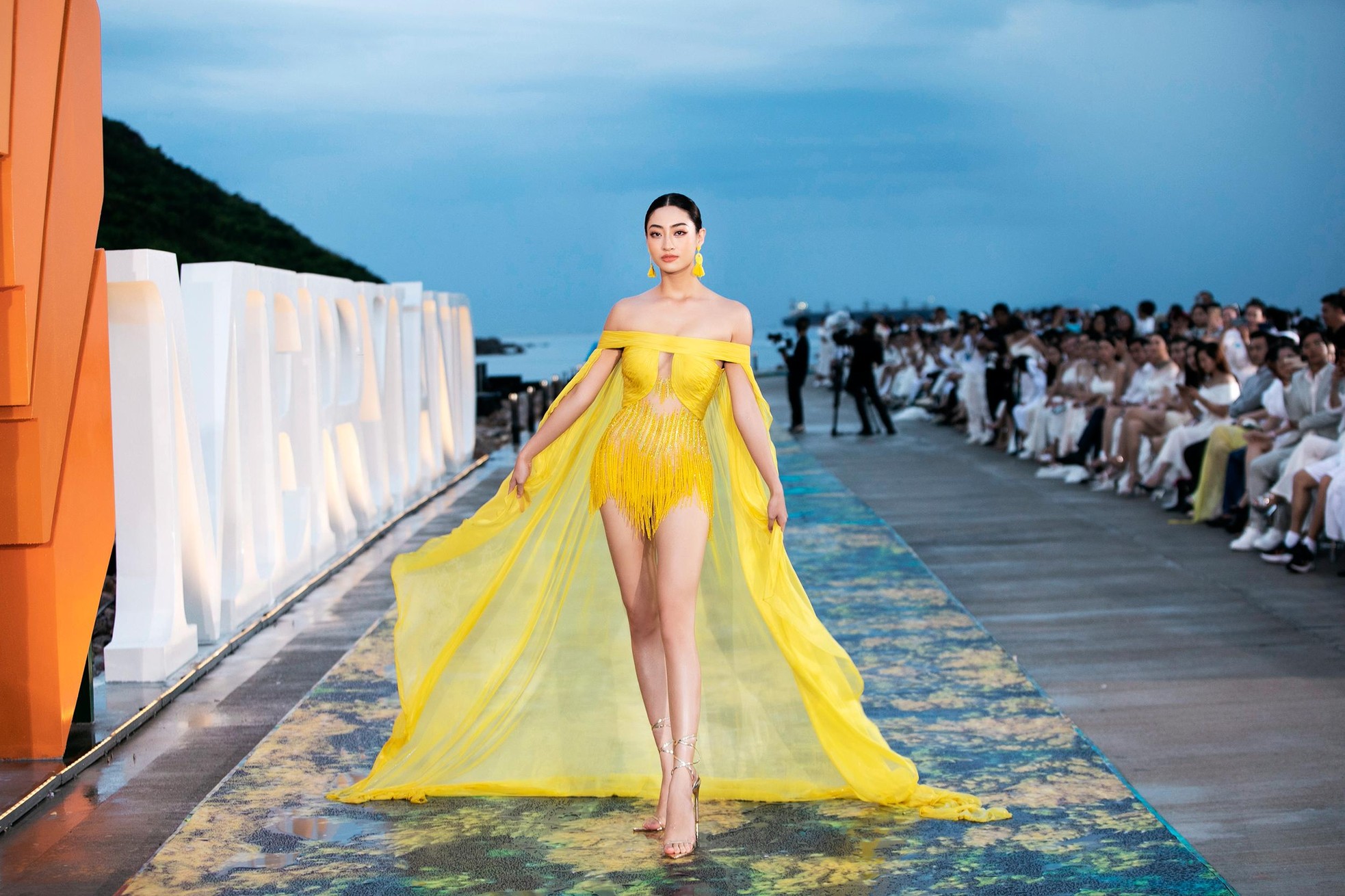 Hoa hậu Thuỳ Tiên hoá nữ thần biển cả nóng bỏng, sánh vai Lương Thuỳ Linh làm vedette - Ảnh 10.
