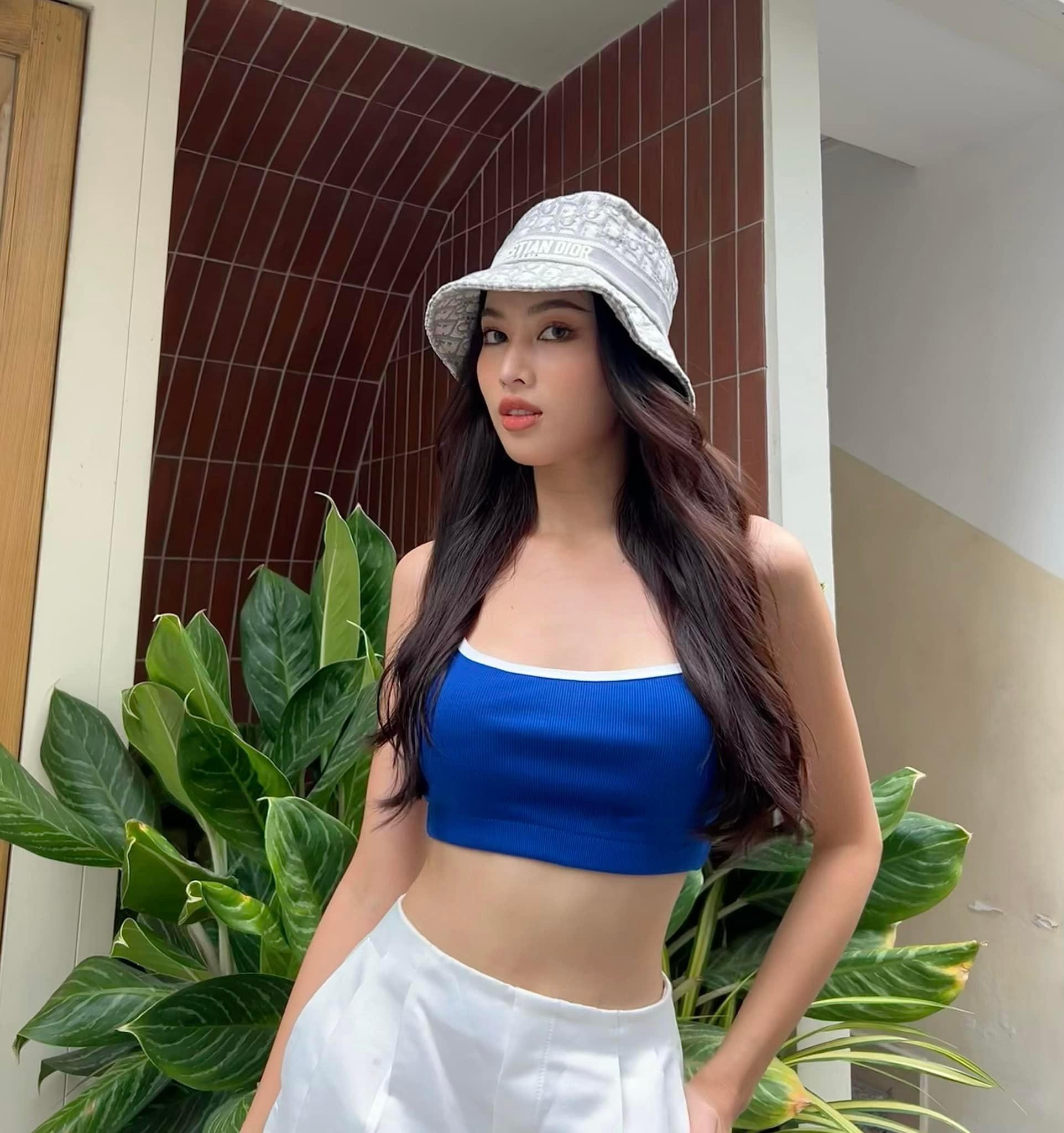 Lương Thuỳ Linh thả dáng nóng bỏng trên biển, Á hậu Ngọc Thảo mặc áo crop-top khoe eo thon sexy - Ảnh 3.