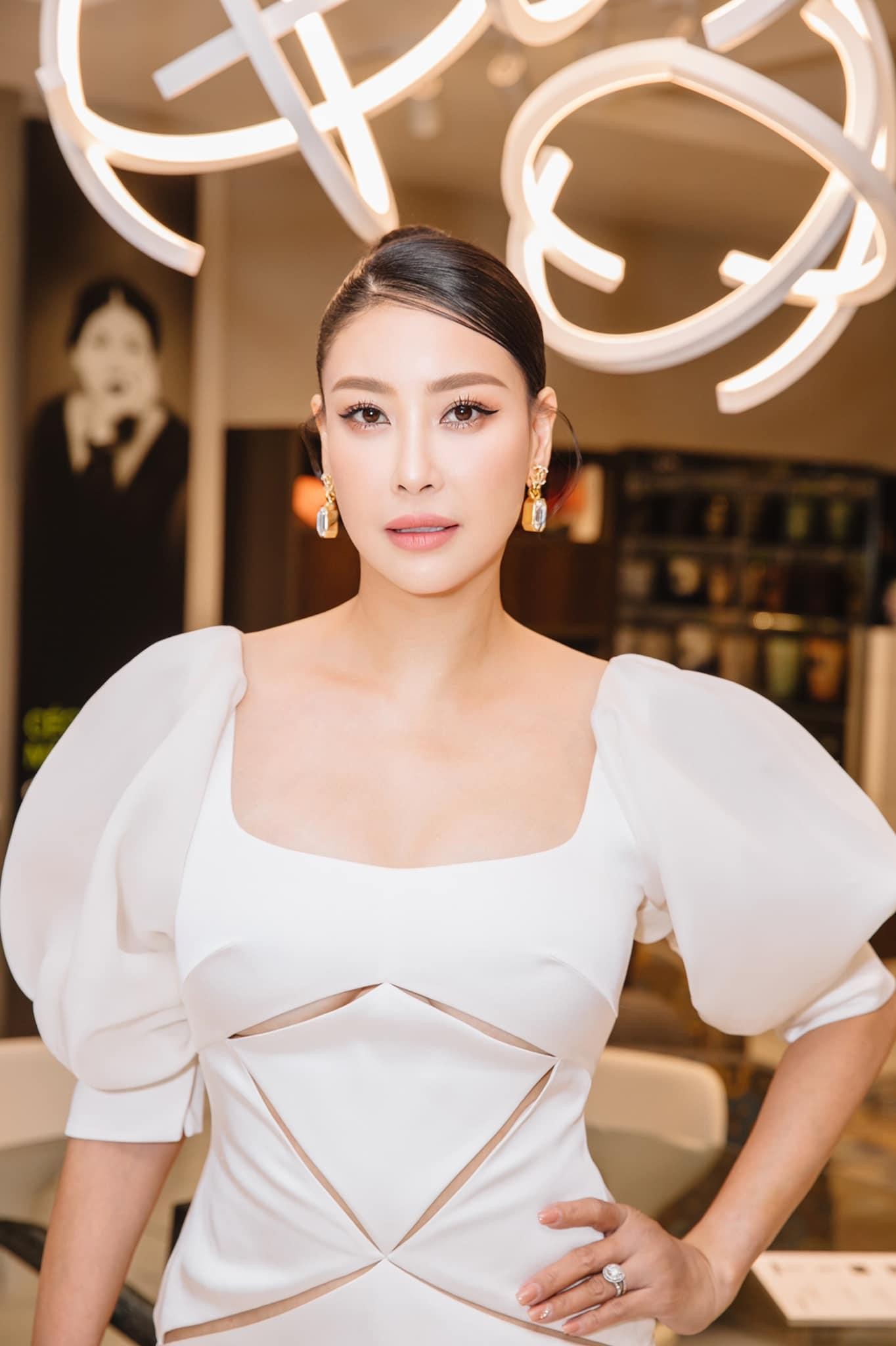 Lương Thuỳ Linh thả dáng nóng bỏng trên biển, Á hậu Ngọc Thảo mặc áo crop-top khoe eo thon sexy - Ảnh 5. Lương Thuỳ Linh thả dáng nóng bỏng trên biển, Á hậu Ngọc Thảo mặc áo crop-top khoe eo thon sexy - Ảnh 5.