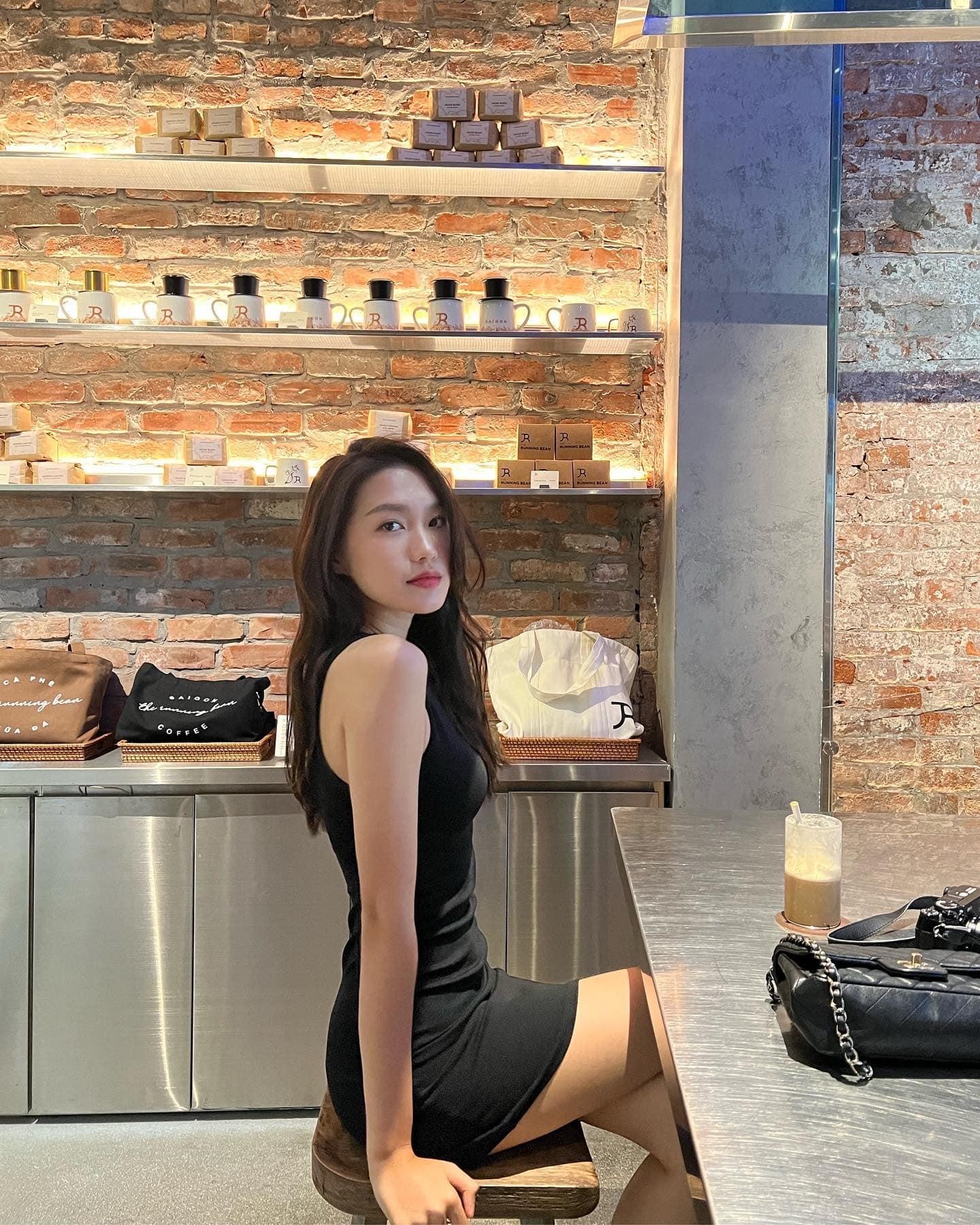 Lương Thuỳ Linh thả dáng nóng bỏng trên biển, Á hậu Ngọc Thảo mặc áo crop-top khoe eo thon sexy - Ảnh 6. Lương Thuỳ Linh thả dáng nóng bỏng trên biển, Á hậu Ngọc Thảo mặc áo crop-top khoe eo thon sexy - Ảnh 6.