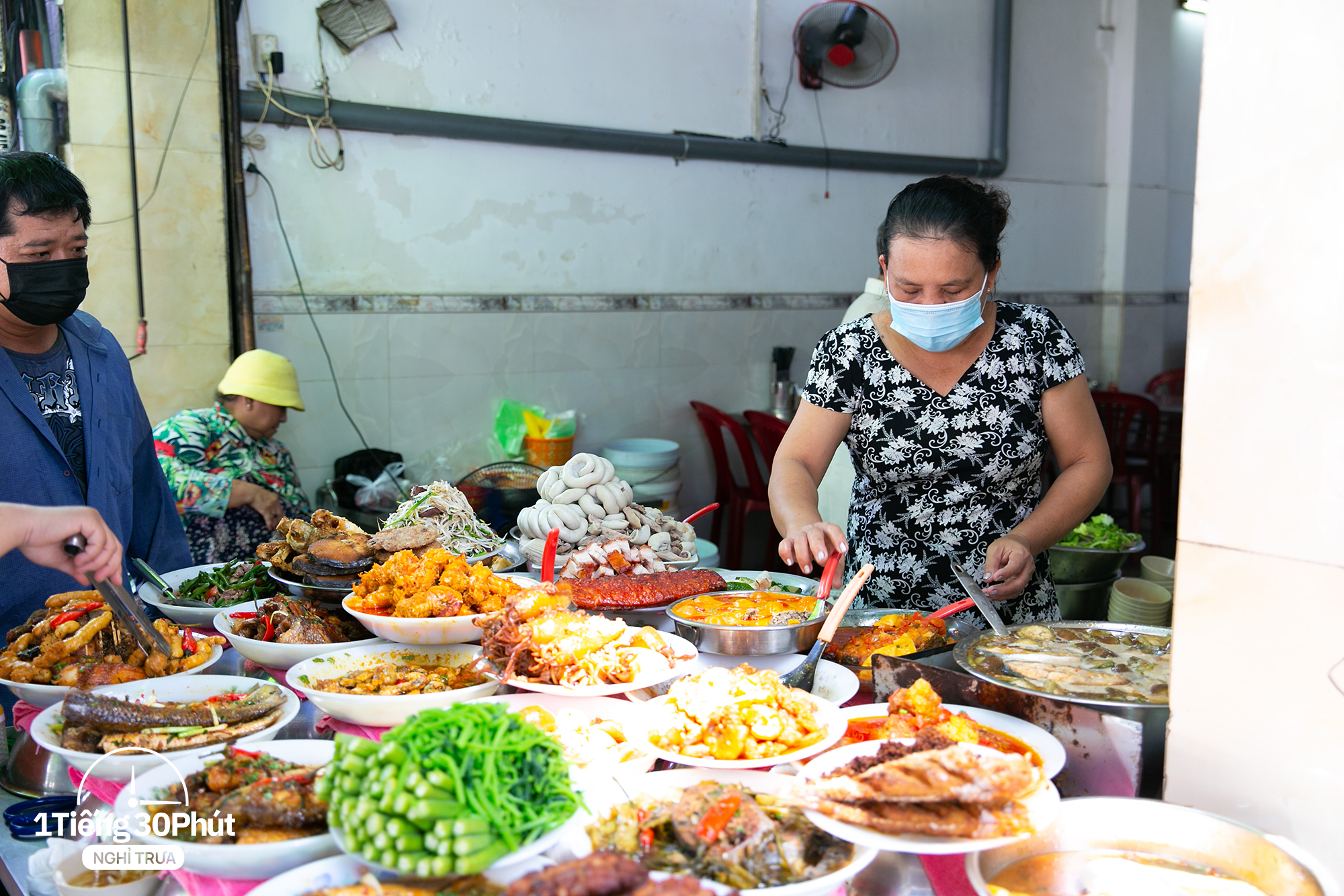 Hàng cơm trưa nổi tiếng phục vụ các &quot;đại gia&quot; công sở, toàn các sếp chạy ô tô xa xỉ, tay ga đắt tiền sẵn sàng nhẹ nhàng chi mỗi ngày 100k - 200k/suất cơm - Ảnh 11.